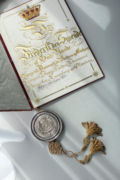 Indersiden af grundloven af 1849 er betrukket med datidens kostbare silke. Frederik den 7 og titler pryder titelsiden. Øverst ses en kongekrone, hvor den meget dyre koboltblå farve indgår, der blev lavet af knust lapis lazuli. Segldåsen er af sølv og forestiller det kongelige danske kronede våben som det så ud i 1849 med de to vildmænd som skjoldholdere. Selve seglsnoren er flettet af guld og rødt, som er det kongelige hus Oldenborgs farver.