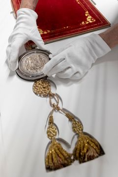 Grundloven af 1849 er indbundet i rød fløjl og har hvid silke på indersiden. Begge dyre materialer for sin tid. Segldåsen er af sølv og forestiller det kongelige danske kronede våben som det så ud i 1849 med de to vildmænd som skjoldholdere. Selve seglsnoren er flettet af guld og rødt, som er det kongelige hus Oldenborgs farver.