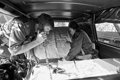 En kommandostation fra 2. Sjællandske Brigade under øvelsen ’Avenue Express’ i juni 1989, hvor der deltog 5000 mand fra otte nationer, som øvede forsvaret af Sjælland. På kortet kan skimtes den danske forsvarsplan for inddæmning og nedkæmpelse af sø- og luftlandsætninger på Østsjælland.