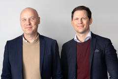 De praktiserende læger er en afgørende grundsten i det danske sundhedsvæsen, ifølge Anders Kühnau (tv) og Mads Duedahl, formand og næstformand for Danske Regioner.
