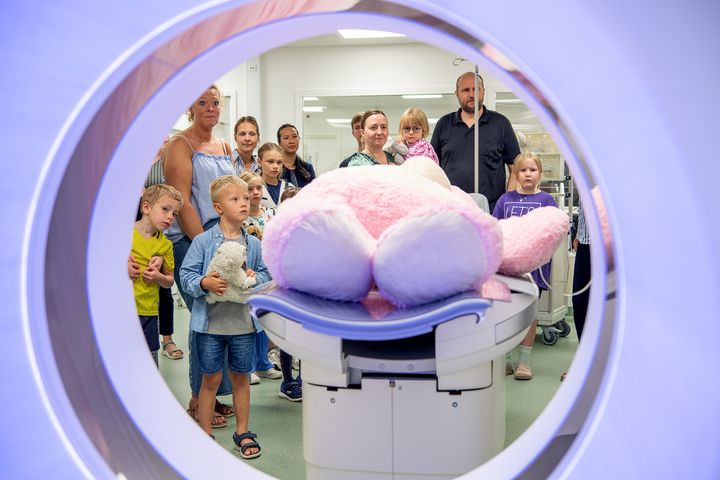 En bamse blev grundigt undersøgt til Åbent Hospital på Regionshospitalet Randers i Region Midtjylland i 2024. Hospitalet åbner også dørene for danskerne den 7. september 2025. Foto: Region Midtjylland