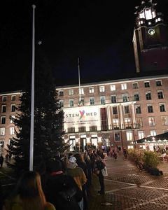 Lang kø foran Frederiksberg Rådhus på valgdagen d. 18. november 2025. Foto: Julie Hornstrup Østergaard.