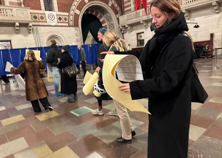 Vælger med de to stemmesedler til kommunal- og regionalvalget d. 18. november 2025. Foto: Ulla Hilden