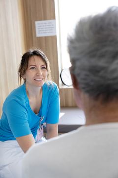 Det grønlandske sundhedsvæsen og regionerne går nu i gang med at finde sygehusafdelinger i Danmark, som vil være med til at udbrede stafetordninger inden for bl.a. akutområdet, fødsler og psykiatri, som kan bidrage til mere stabile rammer for bemandingen i det grønlandske sundhedsvæsen til gavn for patienterne.