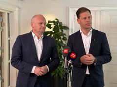 Danske Regioners næstformand Lars Gaardhøj (S) tv og formand Mads Duedahl (V) th.