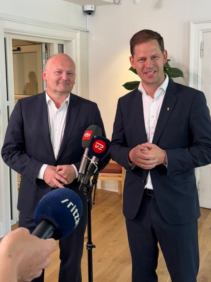 Danske Regioners næstformand Lars Gaardhøj (S) tv og formand Mads Duedahl (V) th.