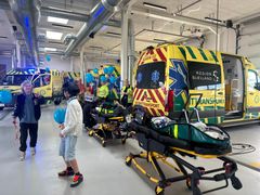 På Ambulancebasen i Køge i Region Sjælland kunne børn og vokse opleve hele basen. Ambulancebehandlerelever viste køretøjer og udstyr frem.