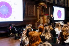 Lancering af EQUALIS’ Diversitetsbarometer 2025, hvor uddannelse og karriere hvert år indgår som et centralt tema. I 'De kønnede uddannelsesvalg' dykker EQUALIS yderligere ned i området.