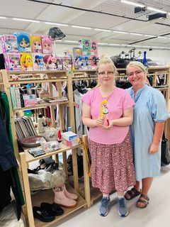 Rikke og hendes datter foran deres stand i Kirppu Horsens