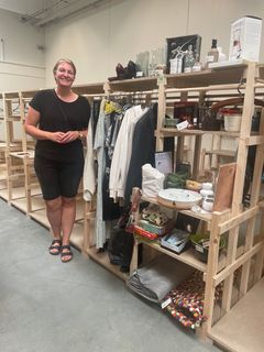 Standlejer Lena står foran sin stand i Kirppu Roskilde