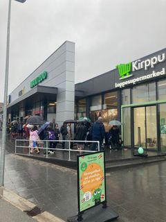 Der var kø hele vejen rundt om bygningen, da Kirppu Valby åbnede