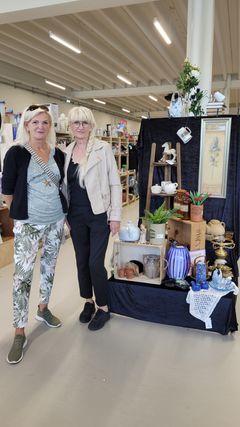 Her ses søstrene, June og Mitzi, foran deres stand i Kirppu Valby