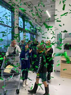 Kunder på vej ind ad indgangen til Kirppu Valbys åbning med konfetti