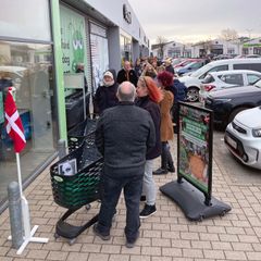 Folk står i kø inden åbningen af Kirppu Køge 2023.