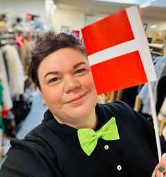 Janni Dalsgaard er butikschef i Kirppu Holbæk og glæder sig til at fejre butikkens fødselsdag fjerde år i træk.