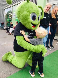 Maskotten Loppen Louie kigger forbi til fødselsdag og er klar til at uddele krammere og slikkepinde til børnene.