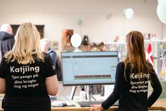 Personalet står klar til at tage imod alle de glade gæster til fødselsdagen.