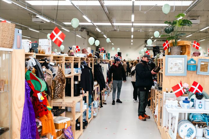 Butikken i Esbjerg bliver pyntet op og bugner med loppefund til fødselsdagen d. 15. november
