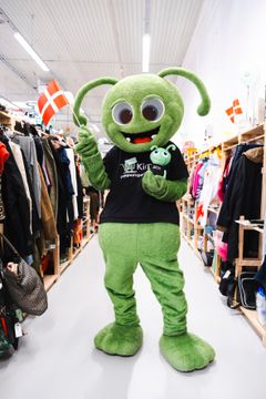 Maskotten Loppen Louie kommer forbi og deler ud af high-fives, balloner og slikkepinde