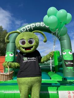 Kædens maskot, Loppen Louie, kommer forbi og uddeler slikkepinde, balloner og high-fives til store og små.