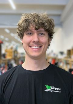 Butikschef Frej Christoffersen glæder sig til at byde hele byen indenfor til flyttefesten på søndag.