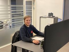 Arbejdende værkfører Victor fra Skorstensgaard Aalborg sidder ved sit arbejdsbord.