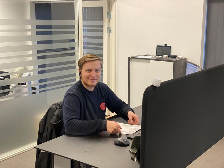 Arbejdende værkfører Victor fra Skorstensgaard Aalborg sidder ved sit arbejdsbord.