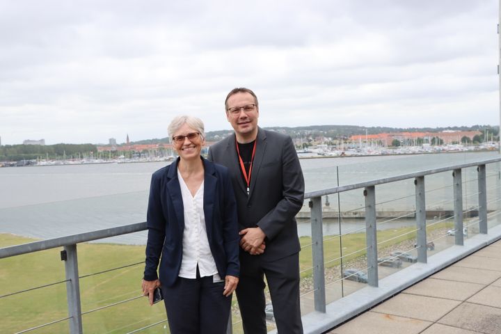 Den grønlandske minister for Boliger og Infrastruktur, Erik Jensen, sammen med direktør for Geodatastyrelsen, Pia Dahl Højgaard.