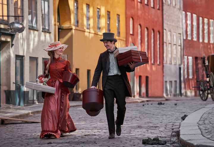 "Gustav Lindh og Alba August på optagelserne af biograffilmen DEN LUKKEDE BOG”. SF Studios. Foto: Tine Harden
