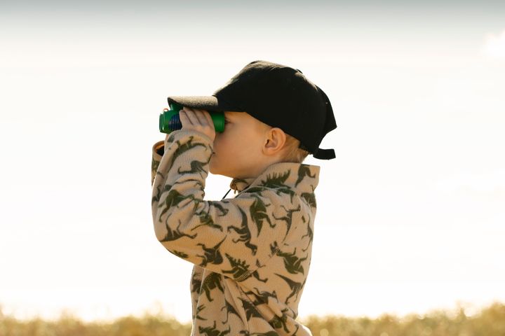 I Børnenes Fugleuge, der løber fra i dag til fredag, vil tusindvis af børn drage ud i deres nærområde for at studere fuglelivet. Målet for kampagnen, der arrangeres af DOFBirdLife og Friluftsrådet, er, at langt flere børn skal fange interessen for fuglene.