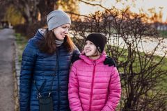Nu udsender Dansk Sundhedssikring en guide til alle forældre, som kan hjælpe dem til at styrke deres teenageres mentale trivsel.