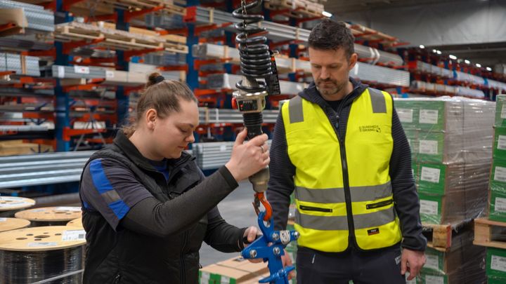 Pernille Mikkelsen får hjælp til at styrke ryggen på sin arbejdsplads Solar Danmark blandt andet med god rådgivning fra arbejdspladsens sundhedsforsikring Dansk Sunehdssikring.