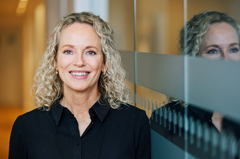 ”Vi er stolte af at gå forrest og udvikle nye løsninger, der skaber værdi for medlemmerne hele livet - også i deres otium. Det er en ret omfattende og helhedsorienteret sundhedsordning, der er målrettet seniorer, og som giver tryghed og adgang til sundhedsfaglig hjælp ved både fysiske og mentale helbredsproblemer, når arbejdslivet slutter,” siger Joan Alsing, forsikringsdirektør i Industriens Pension.