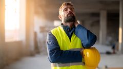 Timelønnede mænd med fysisk krævende arbejde søger mindre hjælp af deres sundhedsforsikring end andre mænd.