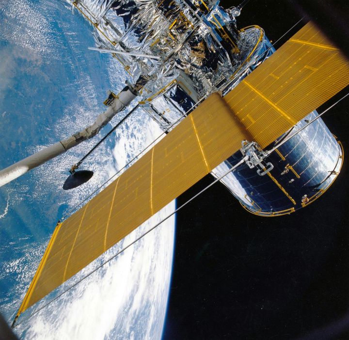 Satellit i kredsløb om jorden.