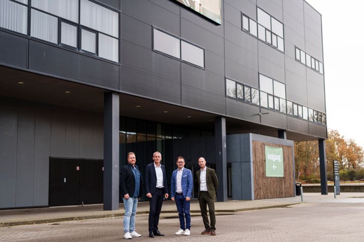 Foran den kommende SJF Bank Arena. Fra venstre mod højre: Morten Ihlow (Messechef, OCC), Kim Thykjær (Områdedirektør - Erhverv, SJF Bank), Enrico Augustinus (Adm. Dir., OS&E), Rasmus Mikkelsen (Områdedirektør - Privat, SJF Bank).