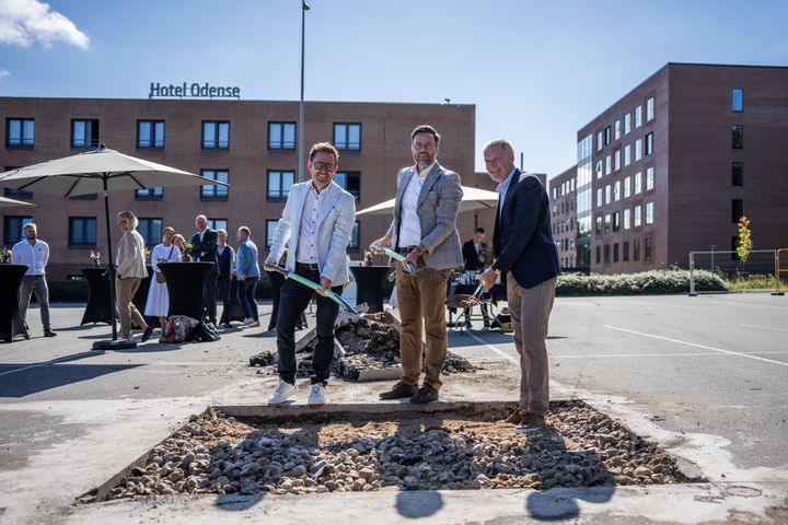 Enrico Augustinus, Peter Rahbæk Juel og Niels Thorborg satte skovlene i jorden og markerede officielt starten på byggeriet af OCC’s nye hotelfløj.