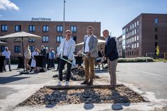 Fra venstre: Enrico Augustinus, Peter Rahbæk Juel og Niels Thorborg satte skovlene i jorden og markerede officielt starten på byggeriet af OCC’s nye hotelfløj.