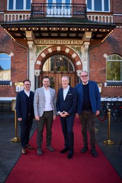 Enrico Augustinus, direktør i Odense Sport & Event, Peter Rahbæk Juel, Odenses borgmester, Niels Thorborg, ejer af Odense Sport & Event, og Lars Christian Lilleholt, by- og kulturrådmand foran Grand Hotel i Odense. PR-foto