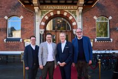 Enrico Augustinus, direktør i Odense Sport & Event, Peter Rahbæk Juel, Odenses borgmester, Niels Thorborg, ejer af Odense Sport & Event, og Lars Christian Lilleholt, by- og kulturrådmand i Odense, foran Grand Hotel i Odense. PR-foto