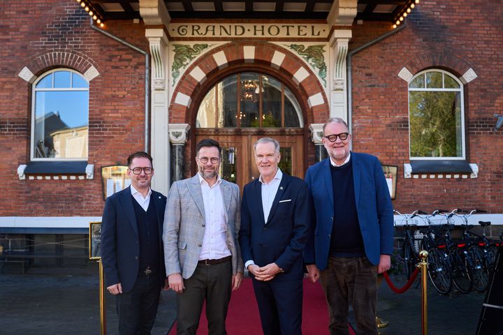 Enrico Augustinus, direktør i Odense Sport & Event, Peter Rahbæk Juel, Odenses borgmester, Niels Thorborg, ejer af Odense Sport & Event, og Lars Christian Lilleholt, by- og kulturrådmand i Odense, foran Grand Hotel i Odense. PR-foto