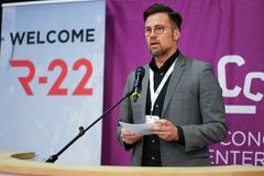 Odenses Borgmester, Peter Rahbæk Juel, åbner robotmessen i 2022.