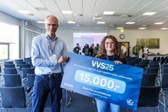 Vinderen af VVS-messen legat 2025 blev Maria Toxværd Pedersen fra EMACK VVS og anlægsentreprenør. Her ses hun med Lennart Østergaard, direktør i VELTEK.