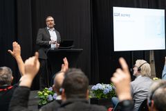 Fyldte stolerækker og stor spørgelyst prægede flere af oplæggene på Elektronikmessen. Her fik deltagerne indsigt i alt fra AI i embedded produktudvikling til produktion af satellitter i Danmark og forsvarsindustrien som vækstmarked for elektronikbranchen.