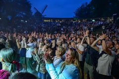 Publikum til koncert i Landsbyen