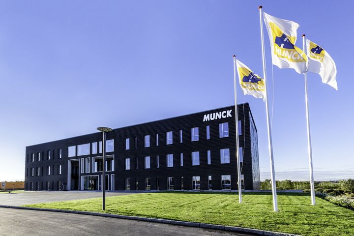 Virksomheden blev grundlagt i 1988, da Hans Christian Munck som blot 20-årig investerede i sine første maskiner og begyndte at udlægge asfalt fra sin base i Nyborg.