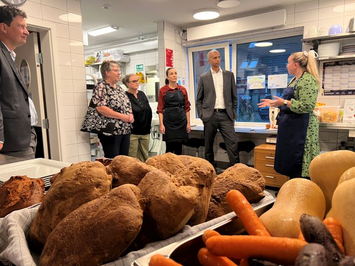 Foto fra et af køkkenerne på Vallensbæk Kommunes institutioner. Billedet er fra tidligere hvor Børne- og Undervisningsministeren var på inspirationstur, for at besigte Vallensbæks arbejde med måltider i daginstitutioner.