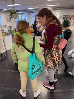 En bibliotekar taler med en elev i Vallensbæk Kultur- & Borgerhus.