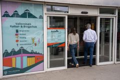 To personer går ind i Vallensbæk Kultur- og Borgerhus.