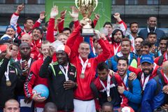 De danske kvinder fejrer en sejr ved Homeless World Cup
